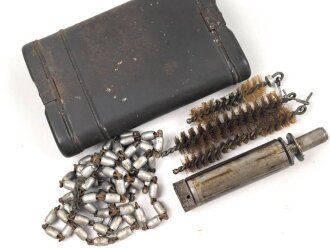 Reinigungsgerät 34 , Ausführung für die Ordnungspolizei mit zusätzlicher Halterung für eine 9mm Bürste. Hersteller "G.Appel" Luftwaffenblauer Originallack, der Hülsenkopfwischer fehlt