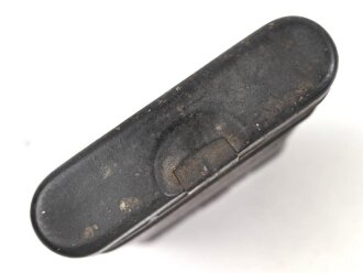 Reinigungsgerät 34 , Ausführung für die Ordnungspolizei mit zusätzlicher Halterung für eine 9mm Bürste. Hersteller "G.Appel" Luftwaffenblauer Originallack, der Hülsenkopfwischer fehlt