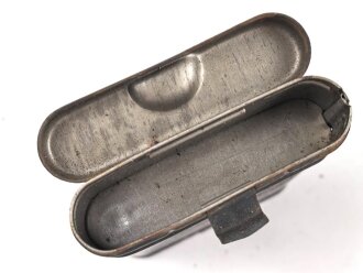 Reinigungsgerät 34 , Ausführung für die Ordnungspolizei mit zusätzlicher Halterung für eine 9mm Bürste. Hersteller "G.Appel" Luftwaffenblauer Originallack, der Hülsenkopfwischer fehlt