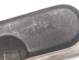 Reinigungsgerät 34 , Ausführung für die Ordnungspolizei mit zusätzlicher Halterung für eine 9mm Bürste. Hersteller "G.Appel" Luftwaffenblauer Originallack, der Hülsenkopfwischer fehlt