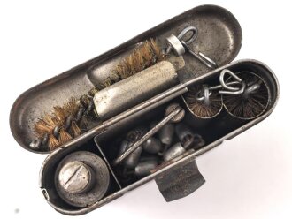 Reinigungsgerät 34 , Ausführung für die Ordnungspolizei mit zusätzlicher Halterung für eine 9mm Bürste. Hersteller "G.Appel" Luftwaffenblauer Originallack, der Hülsenkopfwischer fehlt