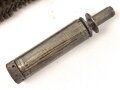 Reinigungsgerät 34 , Ausführung für die Ordnungspolizei mit zusätzlicher Halterung für eine 9mm Bürste. Hersteller "G.Appel" Luftwaffenblauer Originallack, der Hülsenkopfwischer fehlt