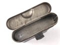 Reinigungsgerät 34 , Ausführung für die Ordnungspolizei mit zusätzlicher Halterung für eine 9mm Bürste. Hersteller "G.Appel" Luftwaffenblauer Originallack, der Hülsenkopfwischer fehlt