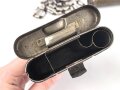 Reinigungsgerät 34 , Ausführung für die Ordnungspolizei mit zusätzlicher Halterung für eine 9mm Bürste. Hersteller "G.Appel" Luftwaffenblauer Originallack, der Hülsenkopfwischer fehlt