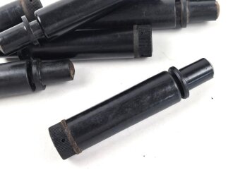 Öltropfer aus Preßmasse zum Reinigungsgerät 34 der Wehrmacht. Dunkelbraune Ausführung, höchstwahrscheinlich ( aber nicht sicher) aus der Produktion bis 1945. Sie erhalten ein (1 ) Stück
