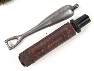 Bundesgrenzschutz,  Reinigungsgerät 34 der Wehrmacht. Hersteller "G.Appel 1937", BGS grün überlackiert und mit "neuem Inhalt " versehen