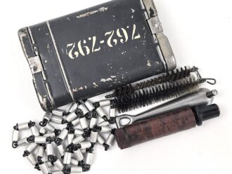 Bundesgrenzschutz oder Polizei nach 1945,  Reinigungsgerät 34 der Wehrmacht. Hersteller "cnx", Originaler Wehrmachtslack, darauf nachträglich angebrachte Beschriftung" 7.62-7.92"  Der Inhalt vollständig nach 1945