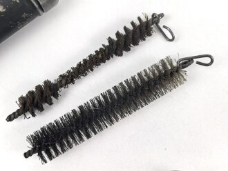 Bundesgrenzschutz oder Polizei nach 1945,  Reinigungsgerät 34 der Wehrmacht. Hersteller "cnx", Originaler Wehrmachtslack, darauf nachträglich angebrachte Beschriftung" 7.62-7.92"  Der Inhalt vollständig nach 1945
