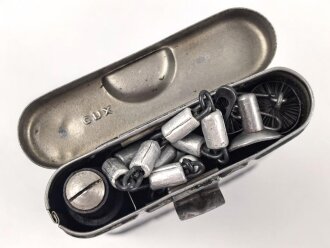 Bundesgrenzschutz oder Polizei nach 1945,  Reinigungsgerät 34 der Wehrmacht. Hersteller "cnx", Originaler Wehrmachtslack, darauf nachträglich angebrachte Beschriftung" 7.62-7.92"  Der Inhalt vollständig nach 1945