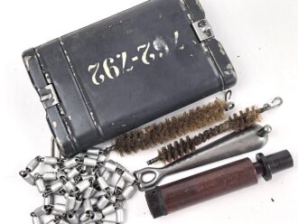 Bundesgrenzschutz oder Polizei nach 1945,  Reinigungsgerät 34 der Wehrmacht. Hersteller "cnx", Originaler Wehrmachtslack, darauf nachträglich angebrachte Beschriftung" 7.62-7.92"  Der Inhalt vollständig nach 1945