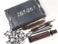 Bundesgrenzschutz oder Polizei nach 1945,  Reinigungsgerät 34 der Wehrmacht. Hersteller "cnx", Originaler Wehrmachtslack, darauf nachträglich angebrachte Beschriftung" 7.62-7.92"  Der Inhalt vollständig nach 1945
