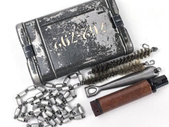 Bundesgrenzschutz oder Polizei nach 1945,  Reinigungsgerät 34 der Wehrmacht. Hersteller "cmr44", Originaler Wehrmachtslack, darauf nachträglich angebrachte Beschriftung" 7.62-7.92"  Der Inhalt vollständig nach 1945