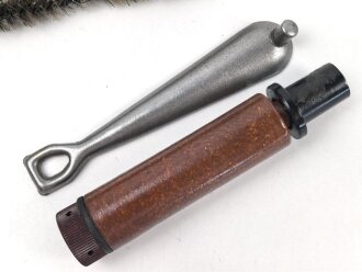 Bundesgrenzschutz oder Polizei nach 1945,  Reinigungsgerät 34 der Wehrmacht. Hersteller "cmr44", Originaler Wehrmachtslack, darauf nachträglich angebrachte Beschriftung" 7.62-7.92"  Der Inhalt vollständig nach 1945