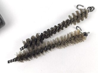 Bundesgrenzschutz oder Polizei nach 1945,  Reinigungsgerät 34 der Wehrmacht. Hersteller "cmr44", Originaler Wehrmachtslack, darauf nachträglich angebrachte Beschriftung" 7.62-7.92"  Der Inhalt vollständig nach 1945
