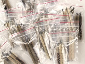 Reinigungsbürste und Ölbürste  für "Reinigungsgerät für Gewehr" .Produktion nach 1945 für Bundeswehr und Bundesgrenzschutz. Leicht gebraucht, sie erhalten einen Satz ( je 1 Stück)