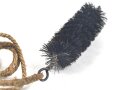 Reinigungsschnur mit Bürste für ein ziviles Reinigungsgerät. Durchmesser der Bürste etwa 20mm