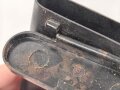 DDR, Waffenreinigungsgerät vermutlich für kasernierte Volkspolizei. Leere Preßmassedose , ein Deckelscharnier defekt