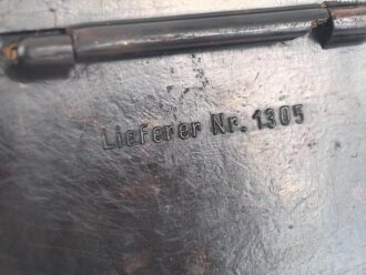 DDR, Waffenreinigungsgerät vermutlich für kasernierte Volkspolizei. Leere Preßmassedose , ein Deckelscharnier defekt