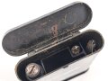 DDR, Waffenreinigungsgerät Kleinkaliber. Preßmassedose in gutem Zustand, die Reinigungsbürsten sowie der Öler enthalten