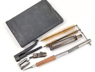 Reinigungsgerät für die Panzerbüchse 39 der Wehrmacht, Hersteller 64 ( Appel) Die Reinigungskette fehlt, sonst Vollständig. Dose Originallack