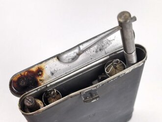 Reinigungsgerät für die Panzerbüchse 39 der Wehrmacht, Hersteller 64 ( Appel) Die Reinigungskette fehlt, sonst Vollständig. Dose Originallack