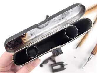 Reinigungsgerät für die Panzerbüchse 39 der Wehrmacht, Hersteller 64 ( Appel) Die Reinigungskette fehlt, sonst Vollständig. Dose Originallack