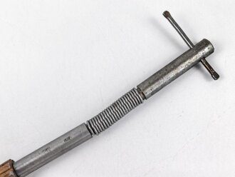 Reinigungsgerät für die Panzerbüchse 39 der Wehrmacht, Hersteller 64 ( Appel) Die Reinigungskette fehlt, sonst Vollständig. Dose Originallack
