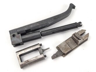 Reinigungsgerät für die Panzerbüchse 39 der Wehrmacht, Hersteller 64 ( Appel) Die Reinigungskette fehlt, sonst Vollständig. Dose Originallack