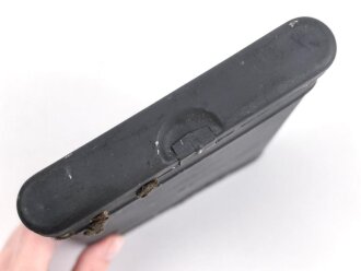 Reinigungsgerät für die Panzerbüchse 39 der Wehrmacht, Hersteller 64 ( Appel) Die Reinigungskette fehlt, sonst Vollständig. Dose Originallack