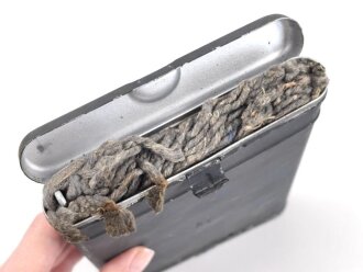 Reinigungsgerät für die Panzerbüchse 39 der Wehrmacht, Hersteller 64 ( Appel) Die Reinigungskette fehlt, sonst Vollständig. Dose Originallack