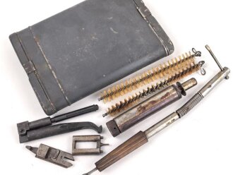 Reinigungsgerät für die Panzerbüchse 39 der Wehrmacht, Hersteller "cnx". Die Reinigungskette fehlt, sonst Vollständig. Dose Originallack