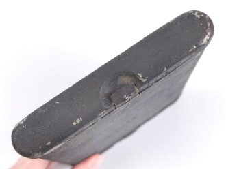 Reinigungsgerät für die Panzerbüchse 39 der Wehrmacht, Hersteller "cnx". Die Reinigungskette fehlt, sonst Vollständig. Dose Originallack