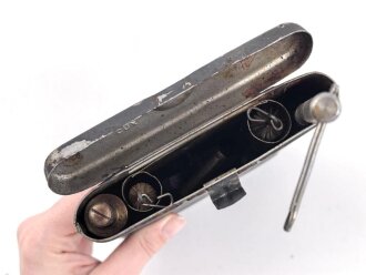 Reinigungsgerät für die Panzerbüchse 39 der Wehrmacht, Hersteller "cnx". Die Reinigungskette fehlt, sonst Vollständig. Dose Originallack