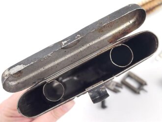 Reinigungsgerät für die Panzerbüchse 39 der Wehrmacht, Hersteller "cnx". Die Reinigungskette fehlt, sonst Vollständig. Dose Originallack