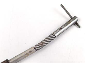 Reinigungsgerät für die Panzerbüchse 39 der Wehrmacht, Hersteller "cnx". Die Reinigungskette fehlt, sonst Vollständig. Dose Originallack