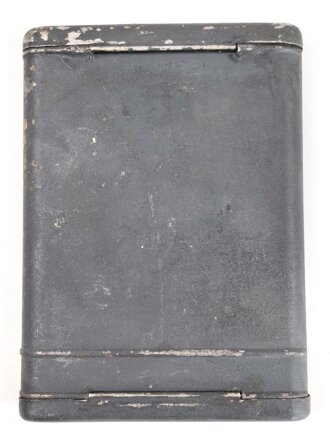 Reinigungsgerät für die Panzerbüchse 39 der Wehrmacht, Hersteller "cnx". Die Reinigungskette fehlt, sonst Vollständig. Dose Originallack