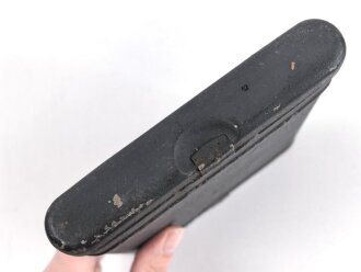 Reinigungsgerät für die Panzerbüchse 39 der Wehrmacht, Hersteller "cnx". Die Reinigungskette fehlt, sonst Vollständig. Dose Originallack