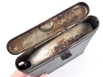 Reinigungsgerät für die Panzerbüchse 39 der Wehrmacht, Hersteller "cnx". Die Reinigungskette fehlt, sonst Vollständig. Dose Originallack