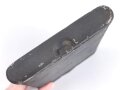 Reinigungsgerät für die Panzerbüchse 39 der Wehrmacht, Hersteller "cnx". Die Reinigungskette fehlt, sonst Vollständig. Dose Originallack