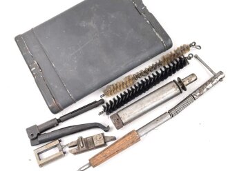 Reinigungsgerät für die Panzerbüchse 39 der Wehrmacht, Hersteller 64 ( Appel) Die Reinigungskette fehlt, sonst Vollständig. Dose Originallack