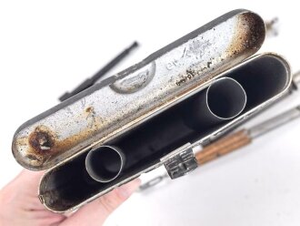 Reinigungsgerät für die Panzerbüchse 39 der Wehrmacht, Hersteller 64 ( Appel) Die Reinigungskette fehlt, sonst Vollständig. Dose Originallack