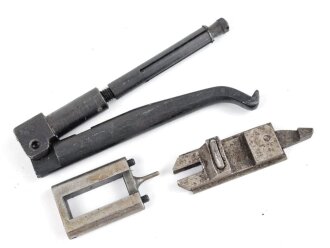 Reinigungsgerät für die Panzerbüchse 39 der Wehrmacht, Hersteller 64 ( Appel) Die Reinigungskette fehlt, sonst Vollständig. Dose Originallack