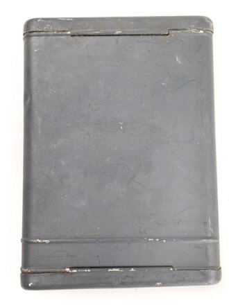 Reinigungsgerät für die Panzerbüchse 39 der Wehrmacht, Hersteller 64 ( Appel) Die Reinigungskette fehlt, sonst Vollständig. Dose Originallack