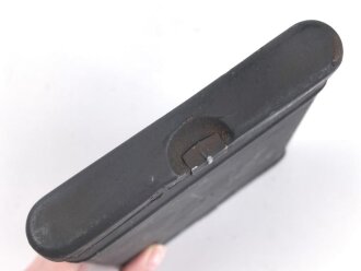 Reinigungsgerät für die Panzerbüchse 39 der Wehrmacht, Hersteller 64 ( Appel) Die Reinigungskette fehlt, sonst Vollständig. Dose Originallack