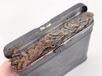 Reinigungsgerät für die Panzerbüchse 39 der Wehrmacht, Hersteller 64 ( Appel) Die Reinigungskette fehlt, sonst Vollständig. Dose Originallack