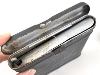 Reinigungsgerät für die Panzerbüchse 39 der Wehrmacht, Hersteller 64 ( Appel) Die Reinigungskette fehlt, sonst Vollständig. Dose Originallack
