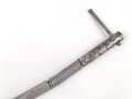 Reinigungsgerät für die Panzerbüchse 39 der Wehrmacht, Hersteller 64 ( Appel) Die Reinigungskette fehlt, sonst Vollständig. Dose Originallack