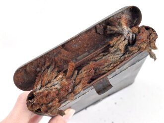 Reinigungsgerät für die Panzerbüchse 39 der Wehrmacht, Hersteller 64 ( Appel) Leere Dose, Originallack, verzogen