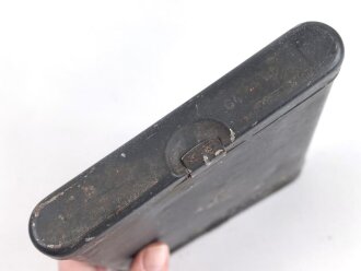 Reinigungsgerät für die Panzerbüchse 39 der Wehrmacht, Hersteller 64 ( Appel) Leere Dose, Originallack, verzogen