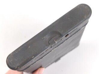 Reinigungsgerät für die Panzerbüchse 39 der Wehrmacht, Hersteller "cnx", Leere Dose, Originallack, leicht verzogen